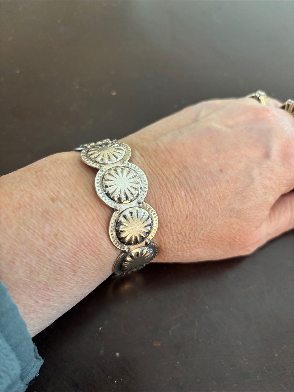 Light weight Silver tone Flower design Bracelet